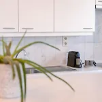 Huswell - Spacious & Modern Sea View With Garage