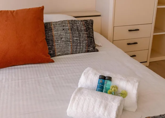 Huswell - Spacious & Modern Sea View With Garage